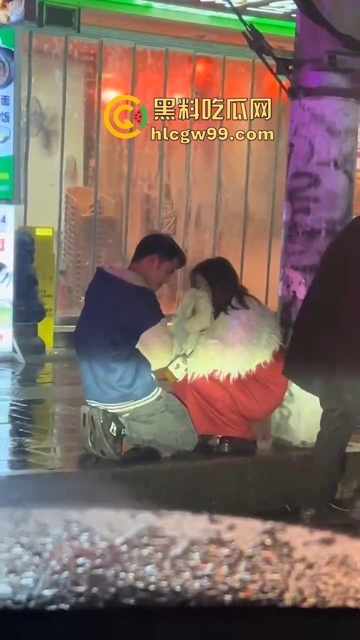 贵州六盘水沸羊羊跪地挽回爱情，荒唐又尴尬，川心小区的大雨见证了一场爱情已死，丢失的心再也回不来了！-1