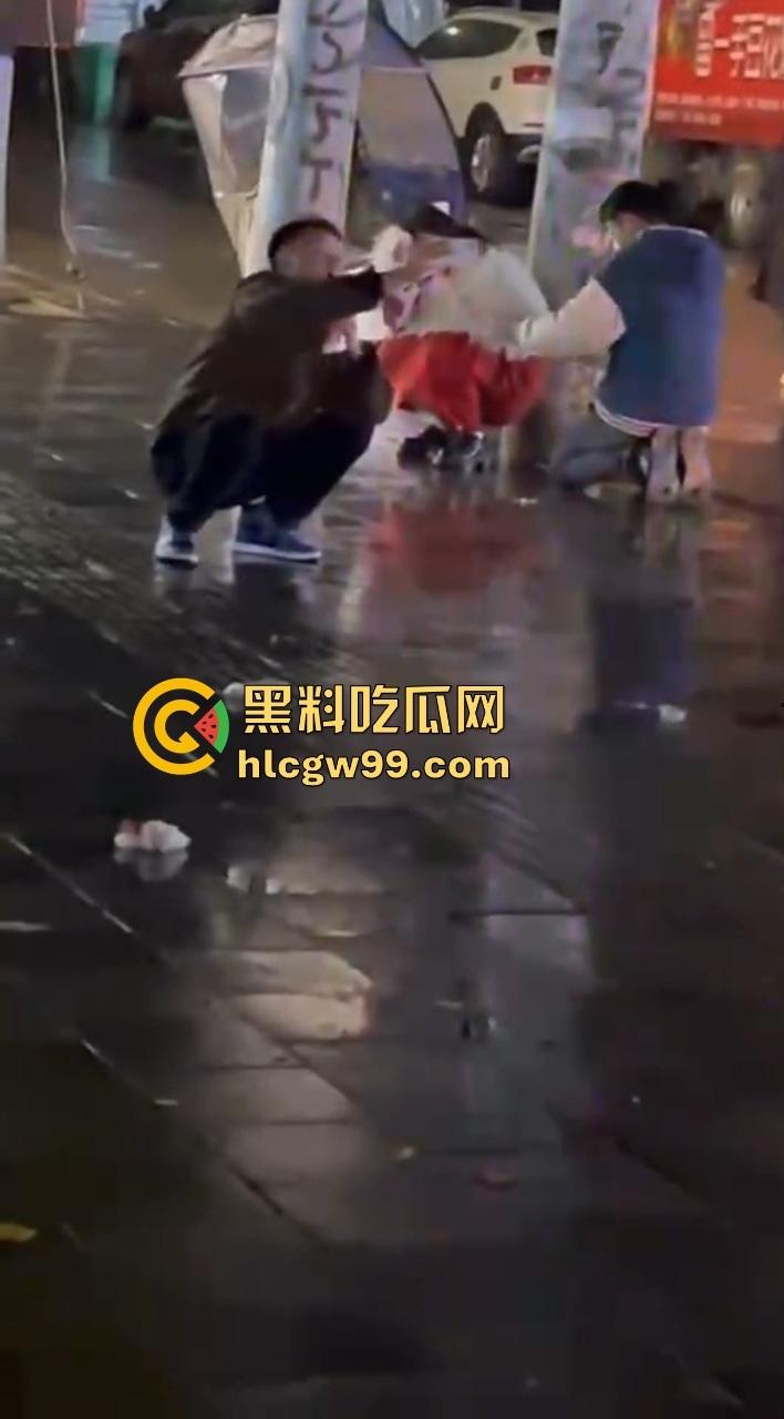 贵州六盘水沸羊羊跪地挽回爱情，荒唐又尴尬，川心小区的大雨见证了一场爱情已死，丢失的心再也回不来了！-3