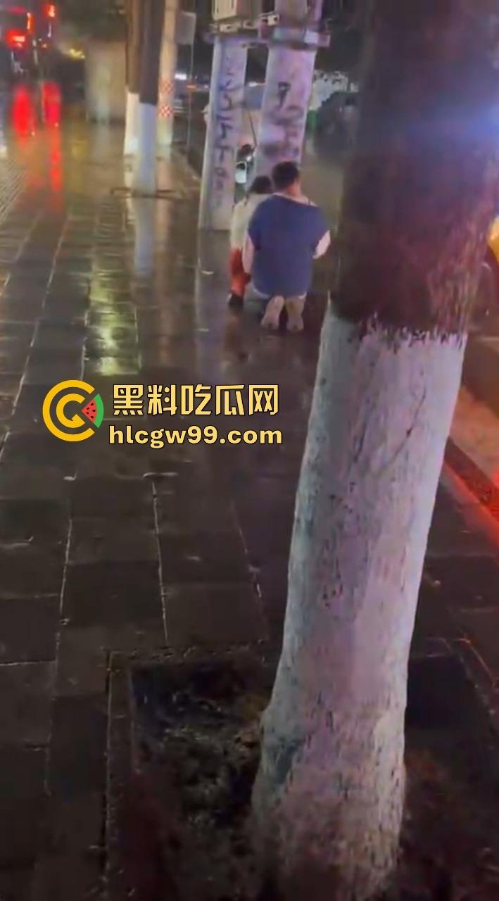 贵州六盘水沸羊羊跪地挽回爱情，荒唐又尴尬，川心小区的大雨见证了一场爱情已死，丢失的心再也回不来了！-7