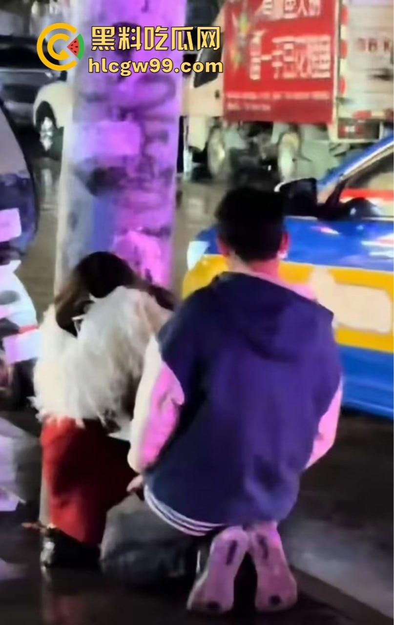 贵州六盘水沸羊羊跪地挽回爱情，荒唐又尴尬，川心小区的大雨见证了一场爱情已死，丢失的心再也回不来了！-8