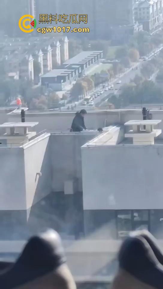 小编精选户外野战做爱视频，各种场景各种大胆做爱露出，无视众人猛插骚逼，只友你想不到的没有他们不敢操的！-3