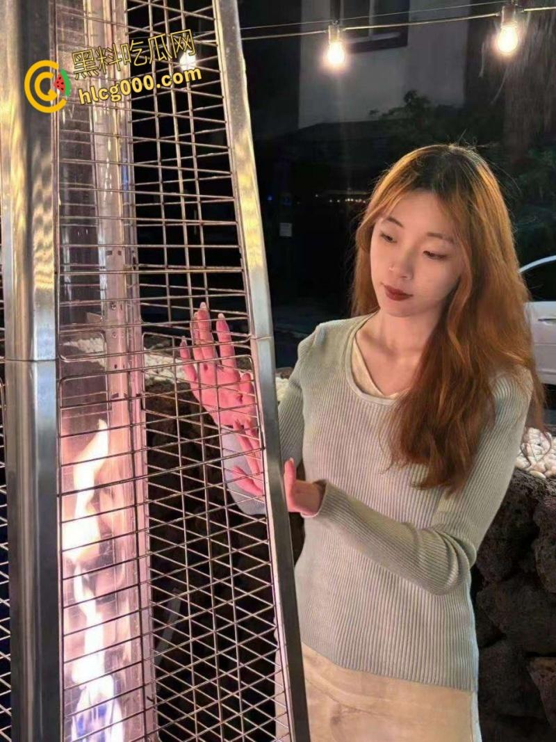 韩国中央大学留学生【宋芊雅】，给男友发扣逼视频解馋，粉嫩蜜穴汁水横流，勾引男友后入爆操 ！-5