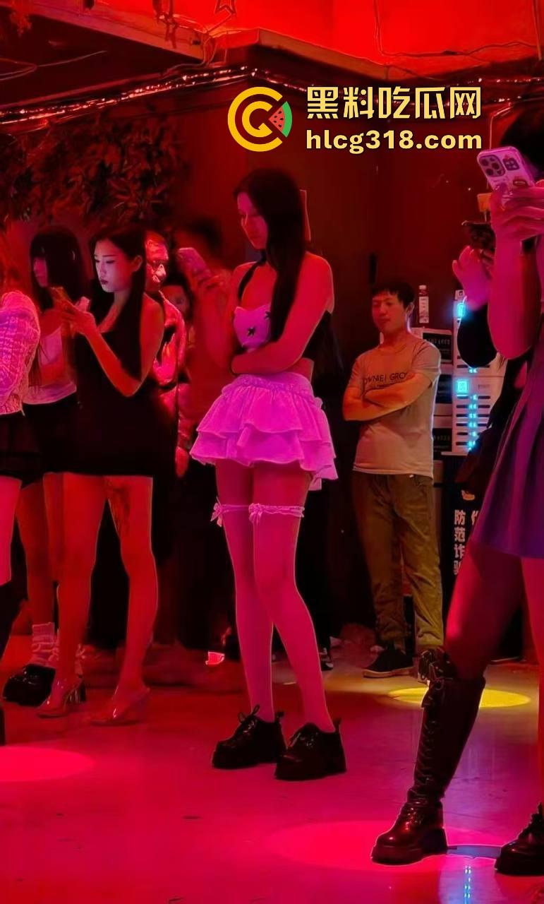 大爷歌厅娱乐场到处扣扣，扣到大妈满地都是水，大妈一脸享受，感觉大爷年轻几年掏枪当场干了！-3