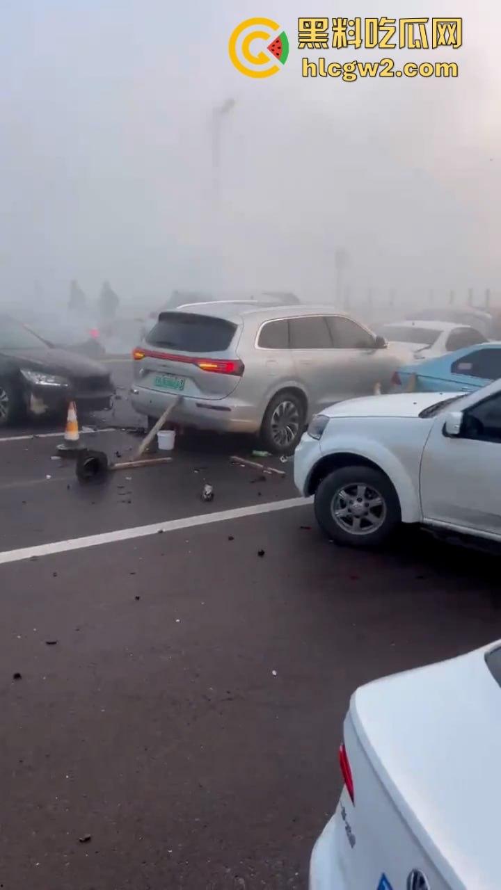 银川高架遇大雾天气暴改碰碰车乐园 致多辆车连环相撞组团“拼车”  场面难得一见-5