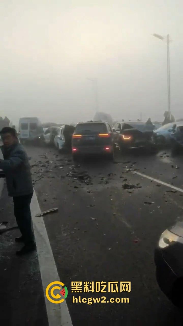 银川高架遇大雾天气暴改碰碰车乐园 致多辆车连环相撞组团“拼车”  场面难得一见-8