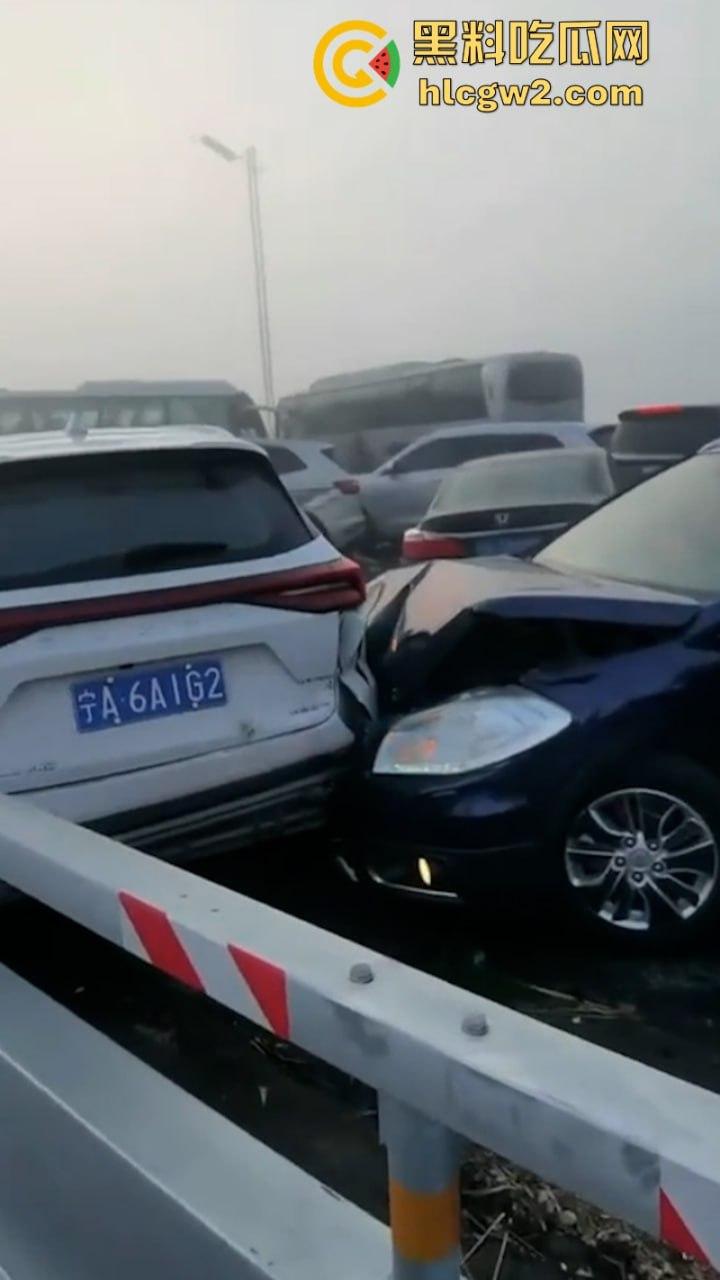银川高架遇大雾天气暴改碰碰车乐园 致多辆车连环相撞组团“拼车”  场面难得一见-9