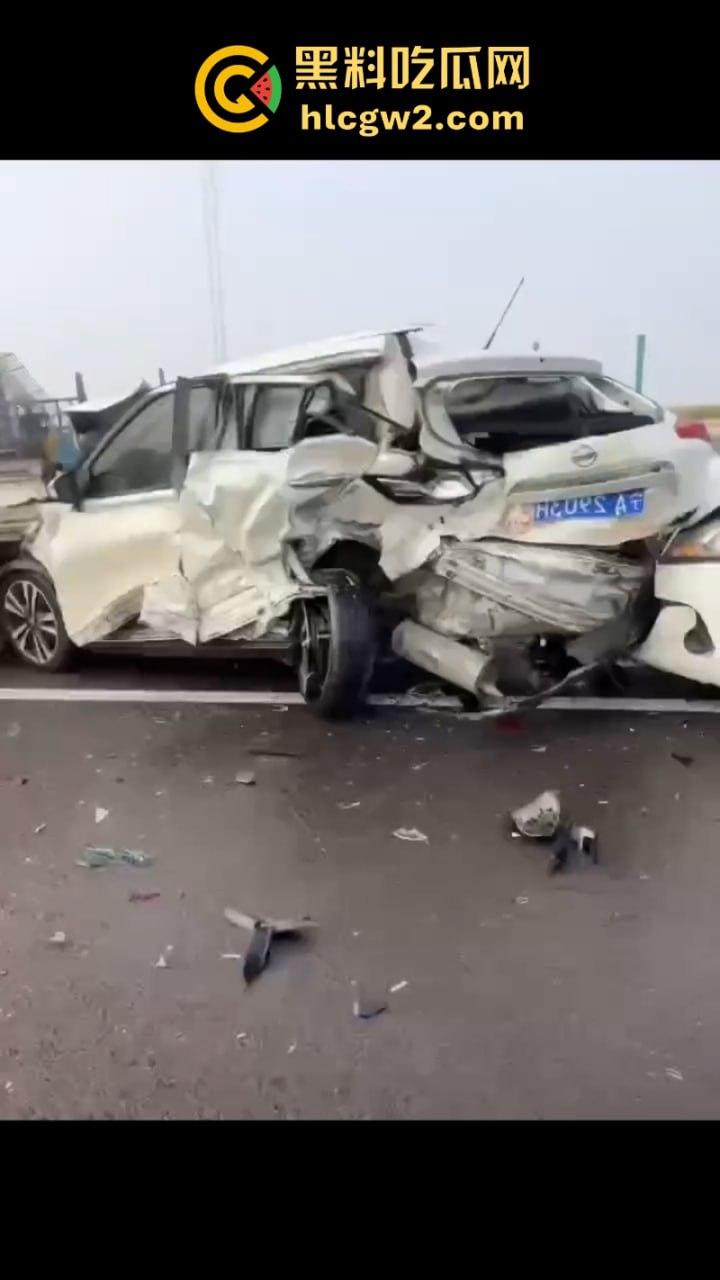 银川高架遇大雾天气暴改碰碰车乐园 致多辆车连环相撞组团“拼车”  场面难得一见-13