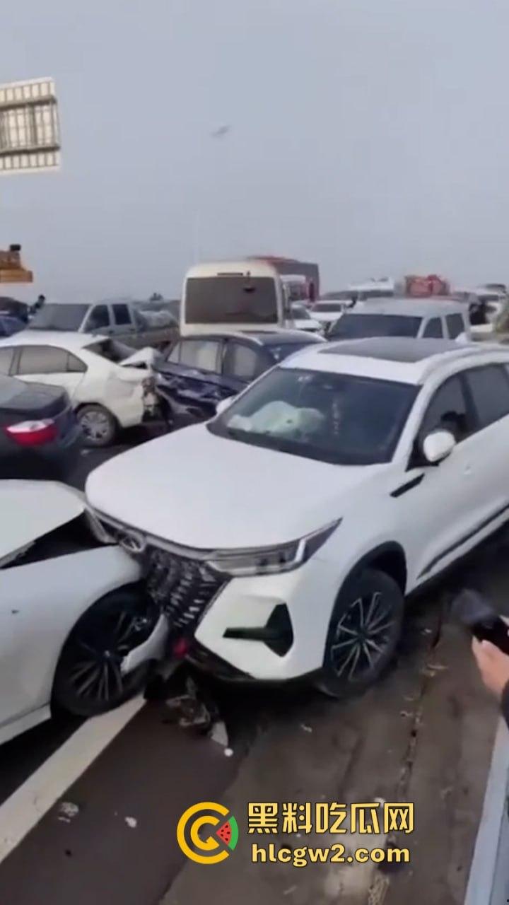 银川高架遇大雾天气暴改碰碰车乐园 致多辆车连环相撞组团“拼车”  场面难得一见-14