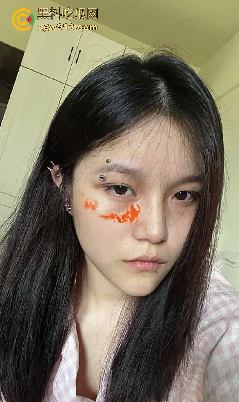 湖南唇钉反差小妹【刘语玮】调教视频曝光，性感唇钉示人，身材娇小，C杯酥胸勾魂，三根“JB”道具玩弄至高潮喷水！-3