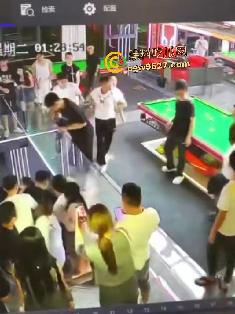 云南台球室血腥斗殴！黑衣男怒召兄弟暴揍一人，台球杆打头断裂，老板说打坏你们五五分！-6