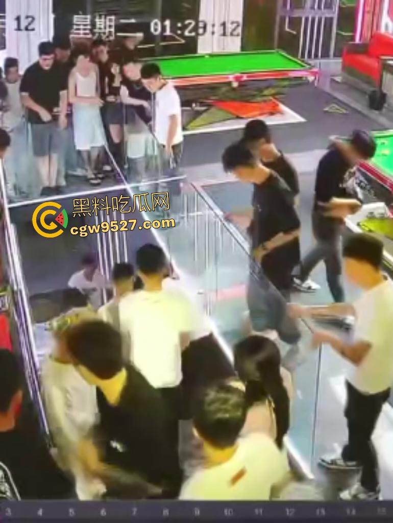 云南台球室血腥斗殴！黑衣男怒召兄弟暴揍一人，台球杆打头断裂，老板说打坏你们五五分！-7