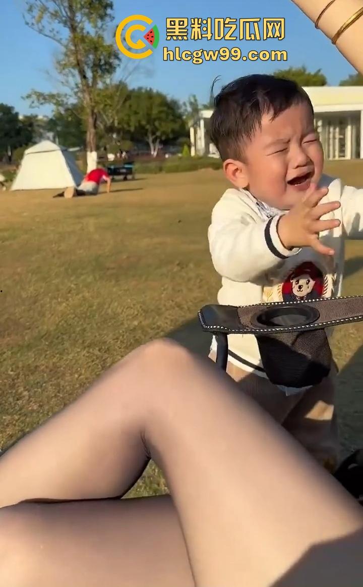 谁的小姨这么懂事？丝袜当滑滑梯，这童年简直是男人的梦想，这待遇让人直接柠檬精上身酸到不行！-15