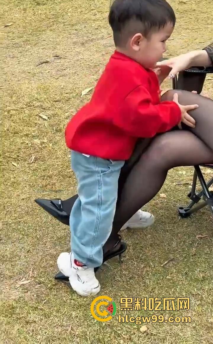 谁的小姨这么懂事？丝袜当滑滑梯，这童年简直是男人的梦想，这待遇让人直接柠檬精上身酸到不行！-17