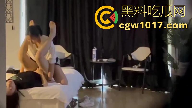 酒店实录偷拍女同大学生，高颜值美腿嫩妹，私下竟是女同，酒店戴假屌双女淫乱，场面超刺激！-7