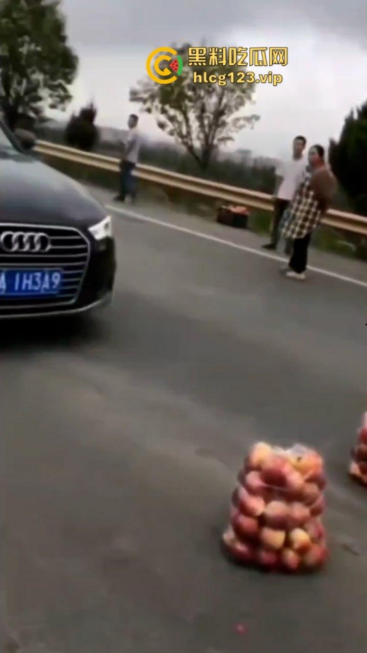 古有拦路虎 今有苹果劫 云南昭通果农用苹果逼停过路车“不买苹果就别想走！”-7