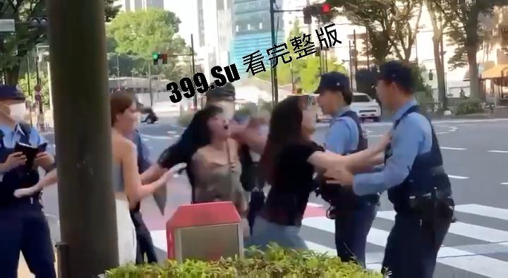 华夏紫微星在日大发神威！7.17早上 几段视频在日本网上疯传，视频中几名中国女子在新宿街头对日本警察拳打脚踢-4