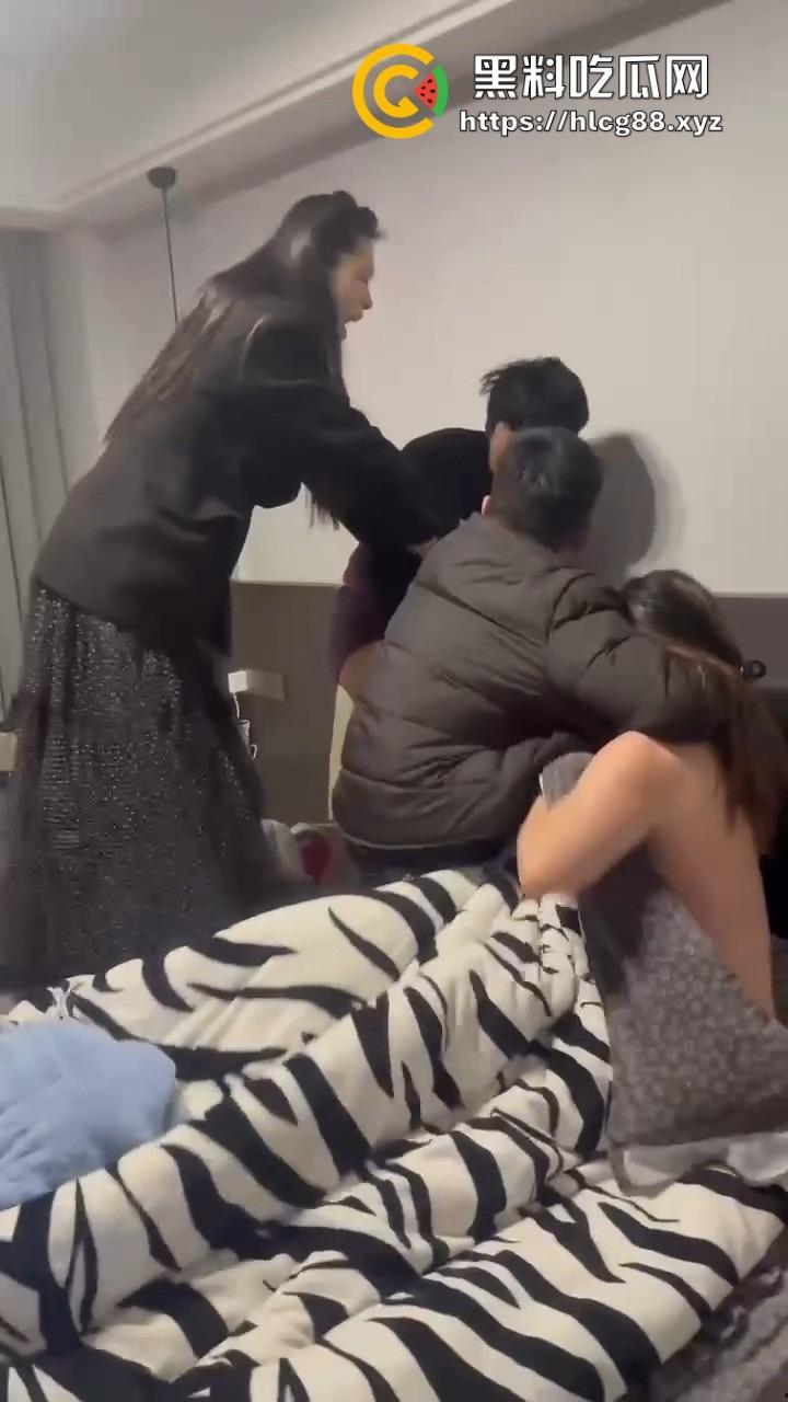 苍南县马镇宝妈怒捉老公操音乐老师小三，小三家脱光干逼被抓爆打，原配美得勾魂还输给贱货！-17