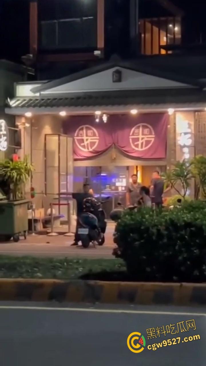 台湾高雄市郭姓男子，当街暴打23岁女友，持扫把狂殴致断扯发拖行，视频曝光过程全被拍 ！-1