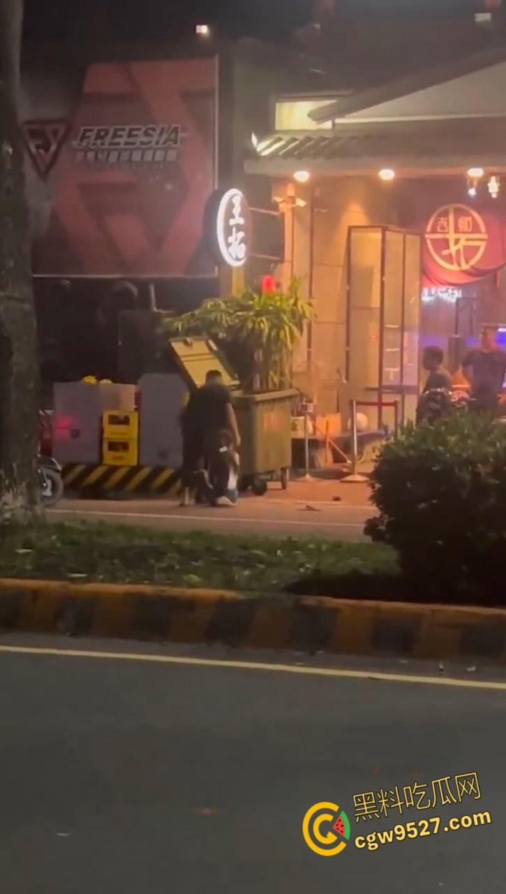 台湾高雄市郭姓男子，当街暴打23岁女友，持扫把狂殴致断扯发拖行，视频曝光过程全被拍 ！-5