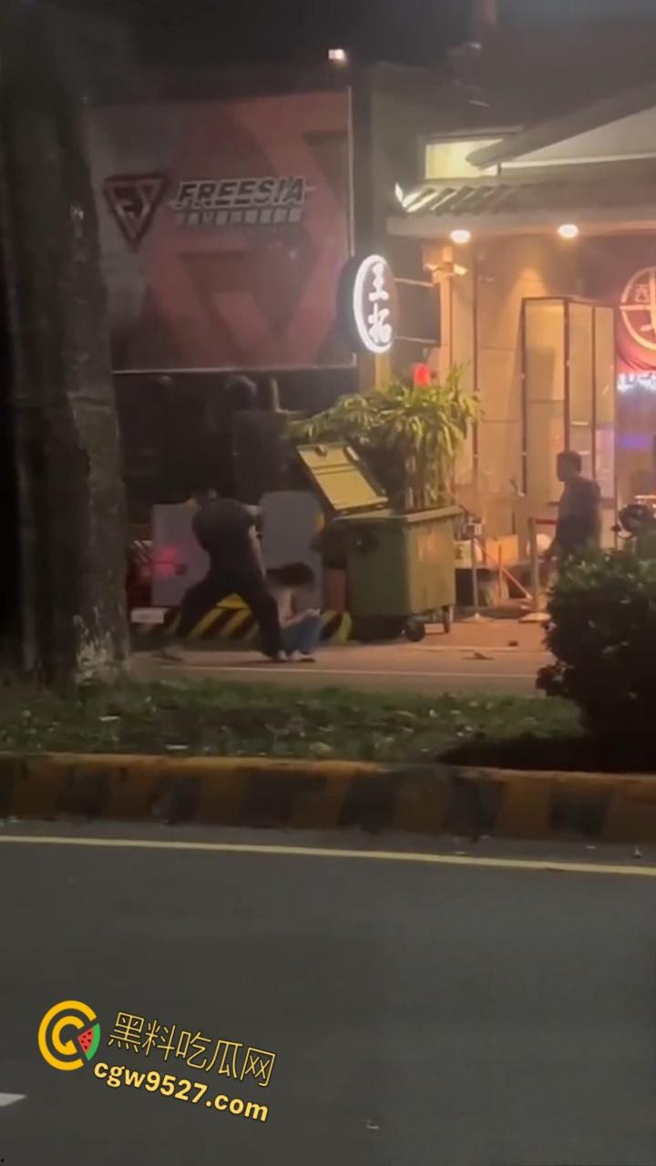 台湾高雄市郭姓男子，当街暴打23岁女友，持扫把狂殴致断扯发拖行，视频曝光过程全被拍 ！-6