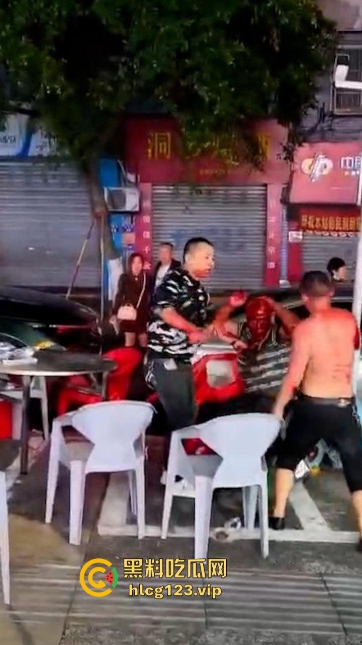 广汉街头惊现小红人 两男子酒后互砍专往脑袋上砸 血都要流干了-4