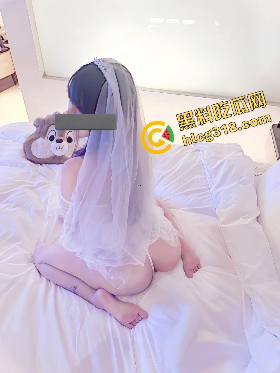 成都软萌cos『十七』短裙下藏不住贱劲，主动翻身爬上金主大肉棒，女上位骑到娇喘湿成水灾！-9