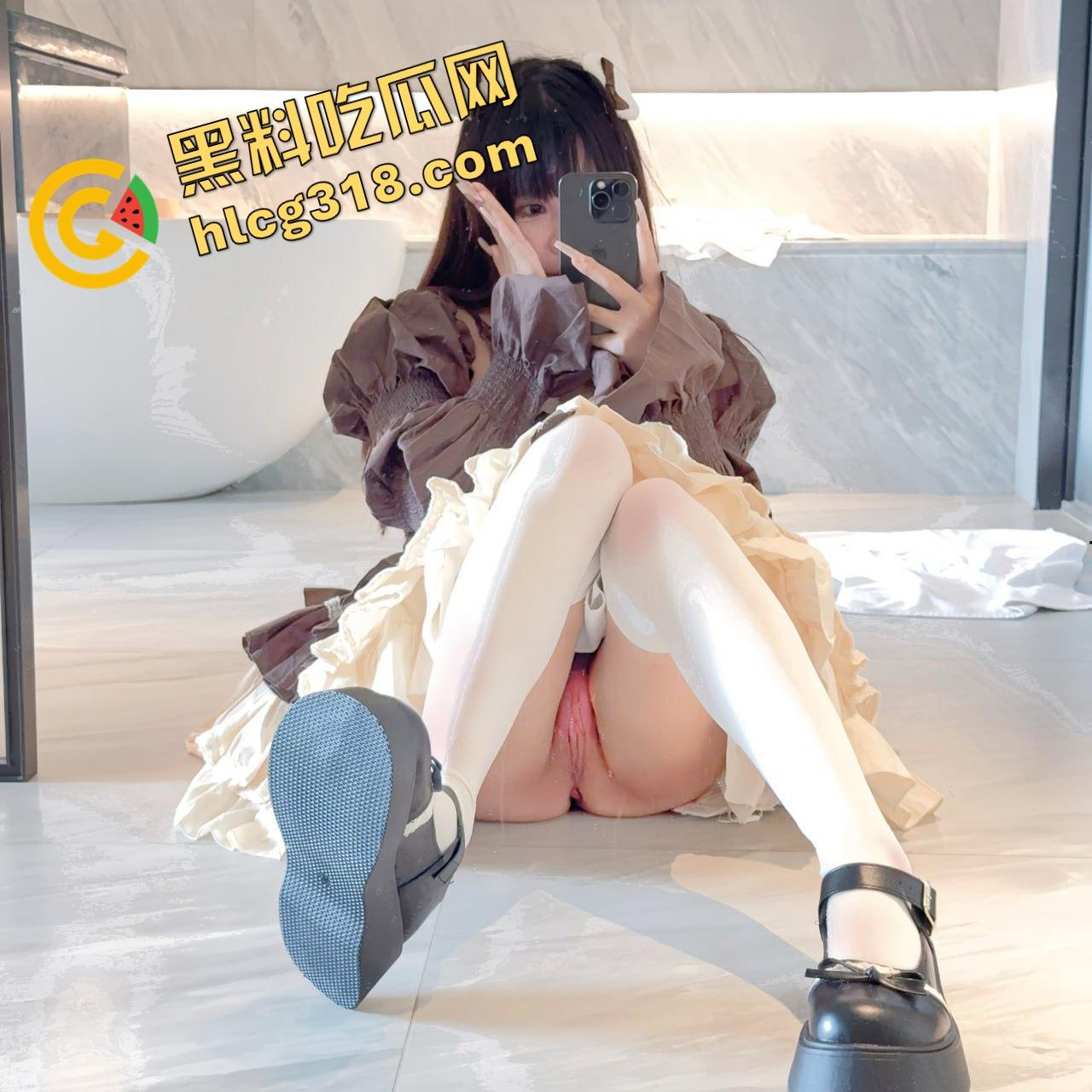 成都软萌cos『十七』短裙下藏不住贱劲，主动翻身爬上金主大肉棒，女上位骑到娇喘湿成水灾！-15