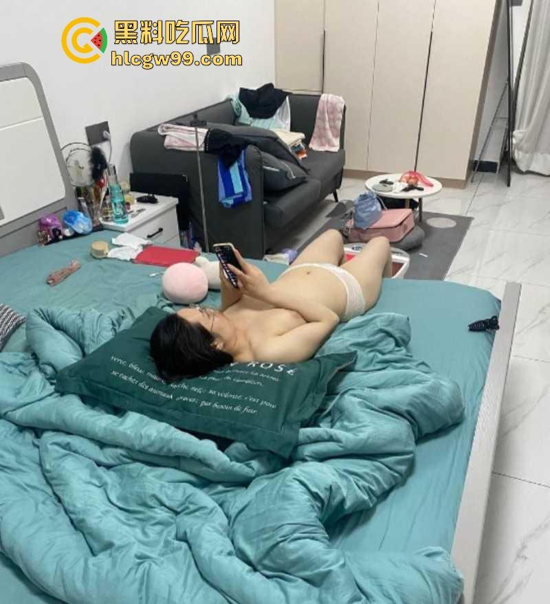 武汉中学高中老师【李伟静】现实中一副为人师表的姿态，在家就犹如是发情的母狗一样的骚，私密视频遭泄露曝光。-6