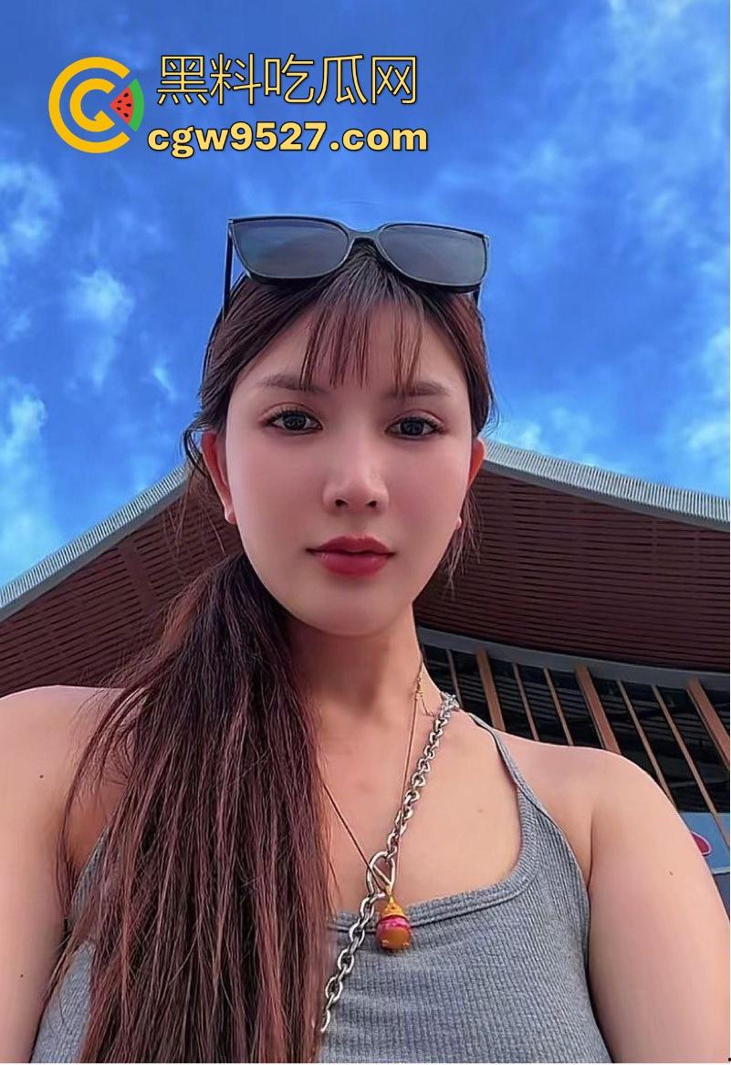 河南淫骚熟女人妻【林默莉】偷情小三被老公抓包，丈夫怒曝激情做爱视频，让我们见识到她不一样的一面！-1