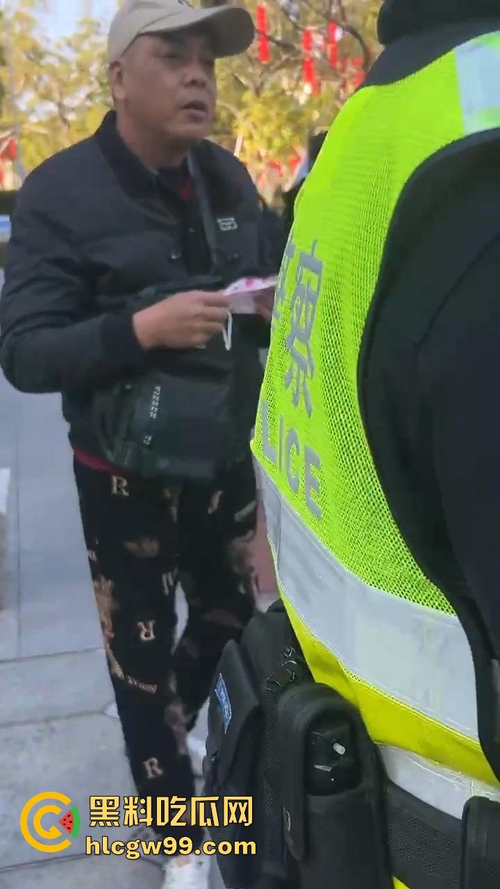 广州动漫星城惊现老色批，大爷公然性骚扰女Coser，见黑丝就上手摸屁股，现场直接炸锅！-4