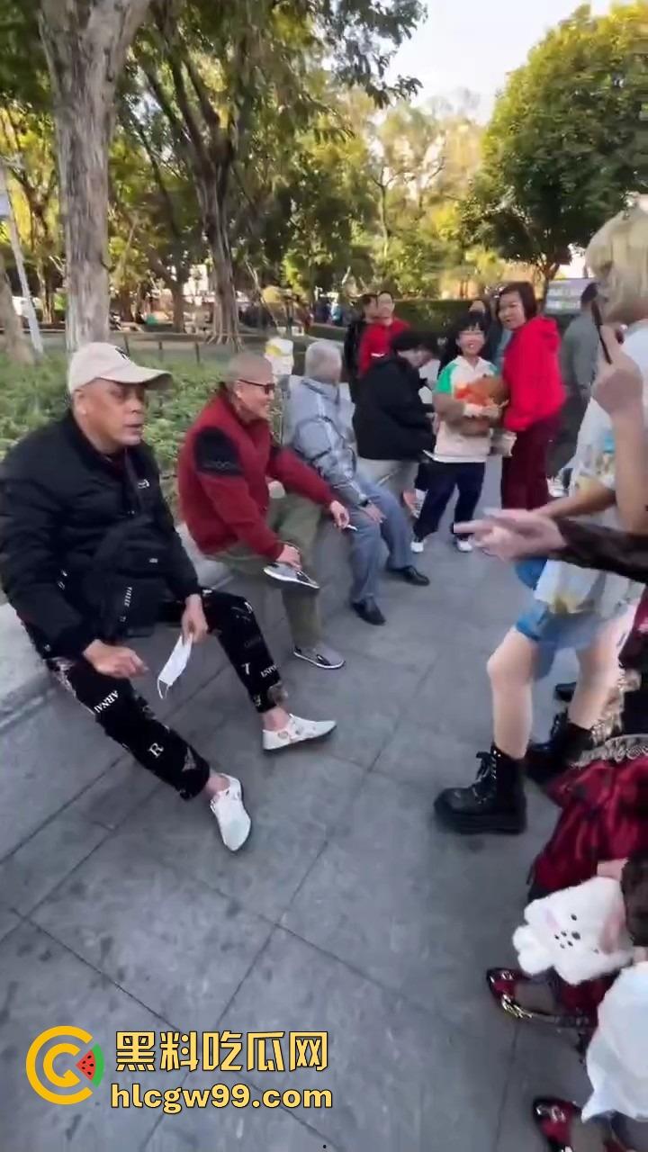 广州动漫星城惊现老色批，大爷公然性骚扰女Coser，见黑丝就上手摸屁股，现场直接炸锅！-6
