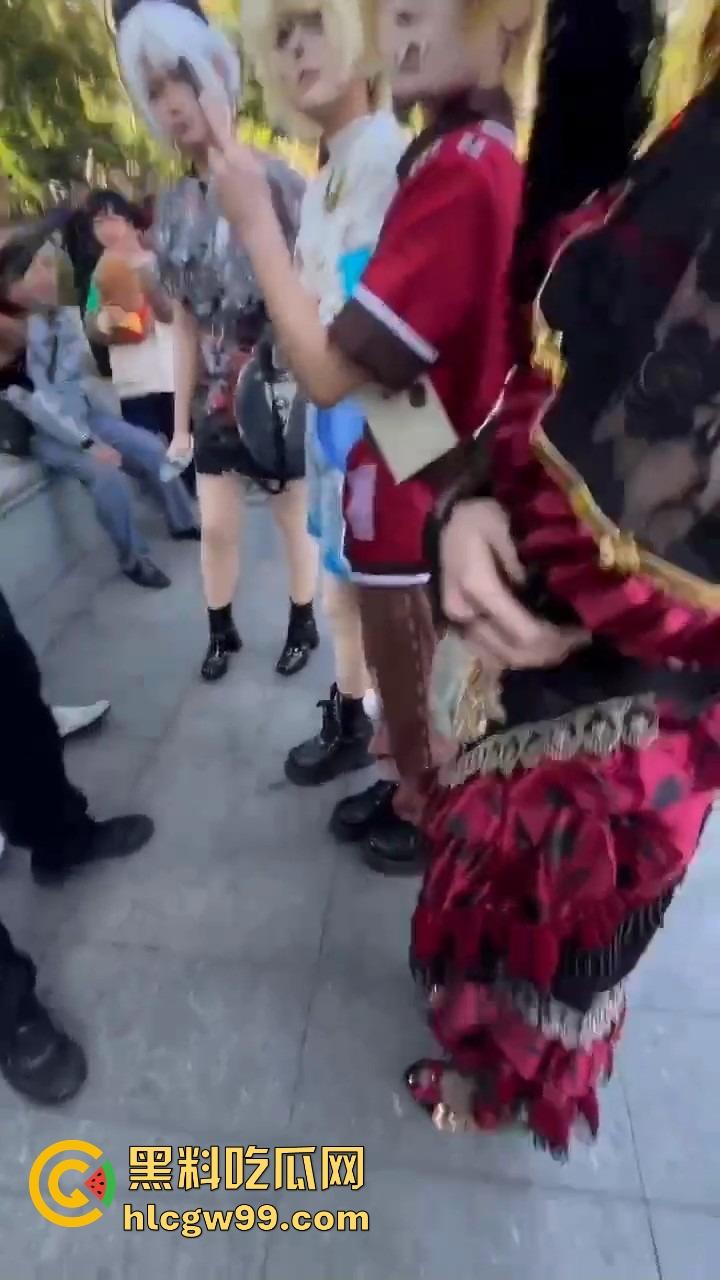 广州动漫星城惊现老色批，大爷公然性骚扰女Coser，见黑丝就上手摸屁股，现场直接炸锅！-7
