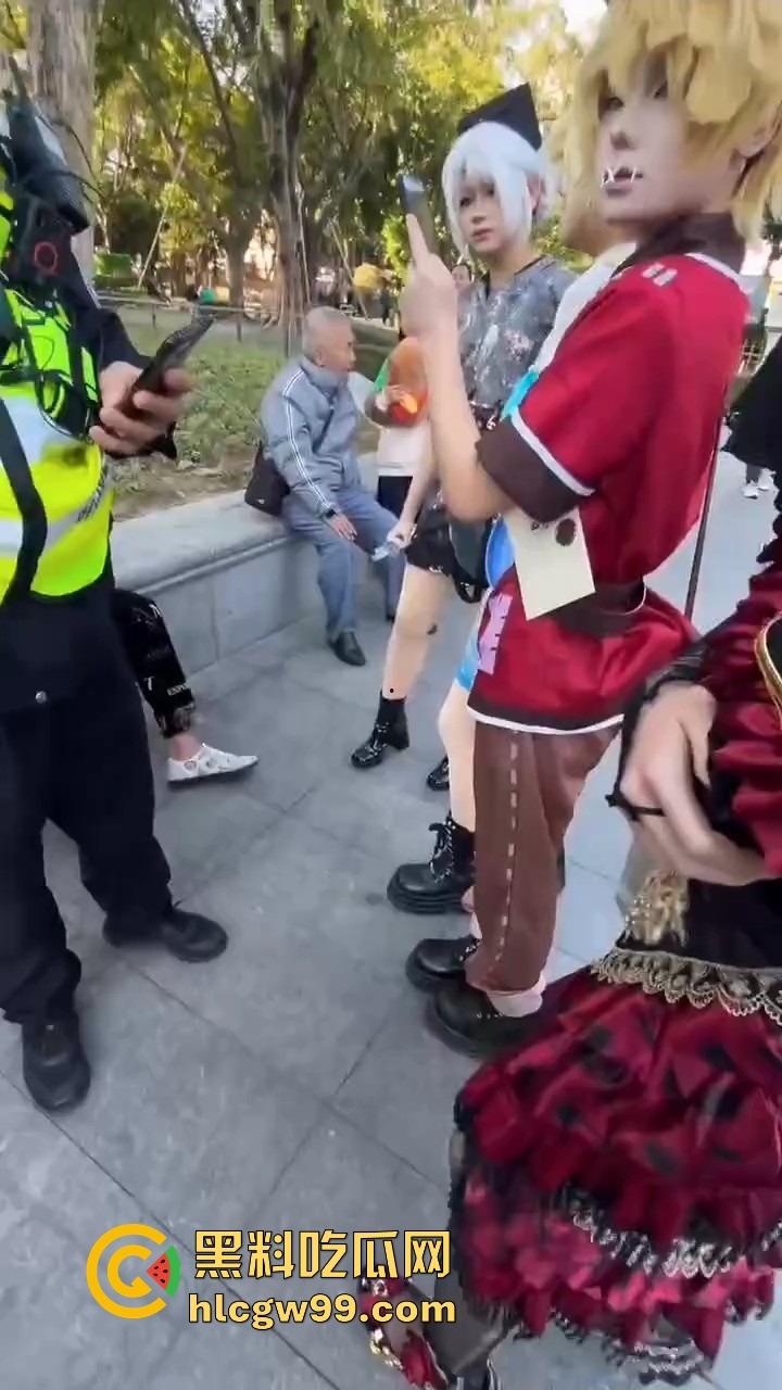 广州动漫星城惊现老色批，大爷公然性骚扰女Coser，见黑丝就上手摸屁股，现场直接炸锅！-8