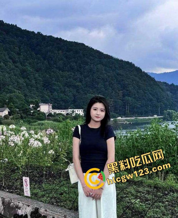 青岛极品幼师露脸抠逼泄露，讲完童话回家自慰表情媚到不行，骚到像开了九次房后再爱一次的脸！-6