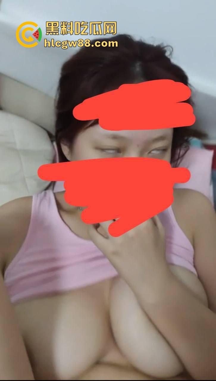 佛山美宜家便利店小妹【方丽梁】带去吃个烤肉就拿下，素颜有点吓人床上情绪价值拉满，被干到翻白眼！-6