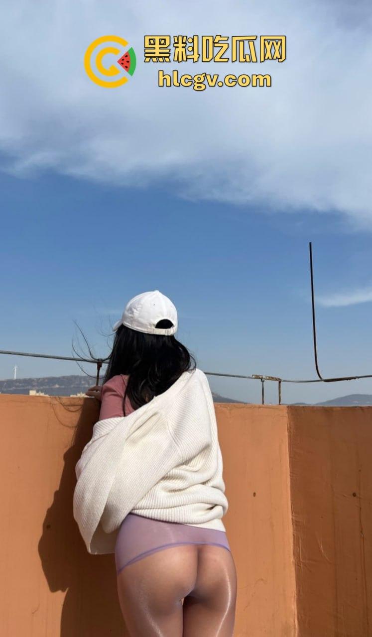 又骚又浪的人间尤物！北京骚妻『 蒲越洋 』开放式婚姻玩出新高度，公园当众露出道具自嗨，单男排队舔屏！-6