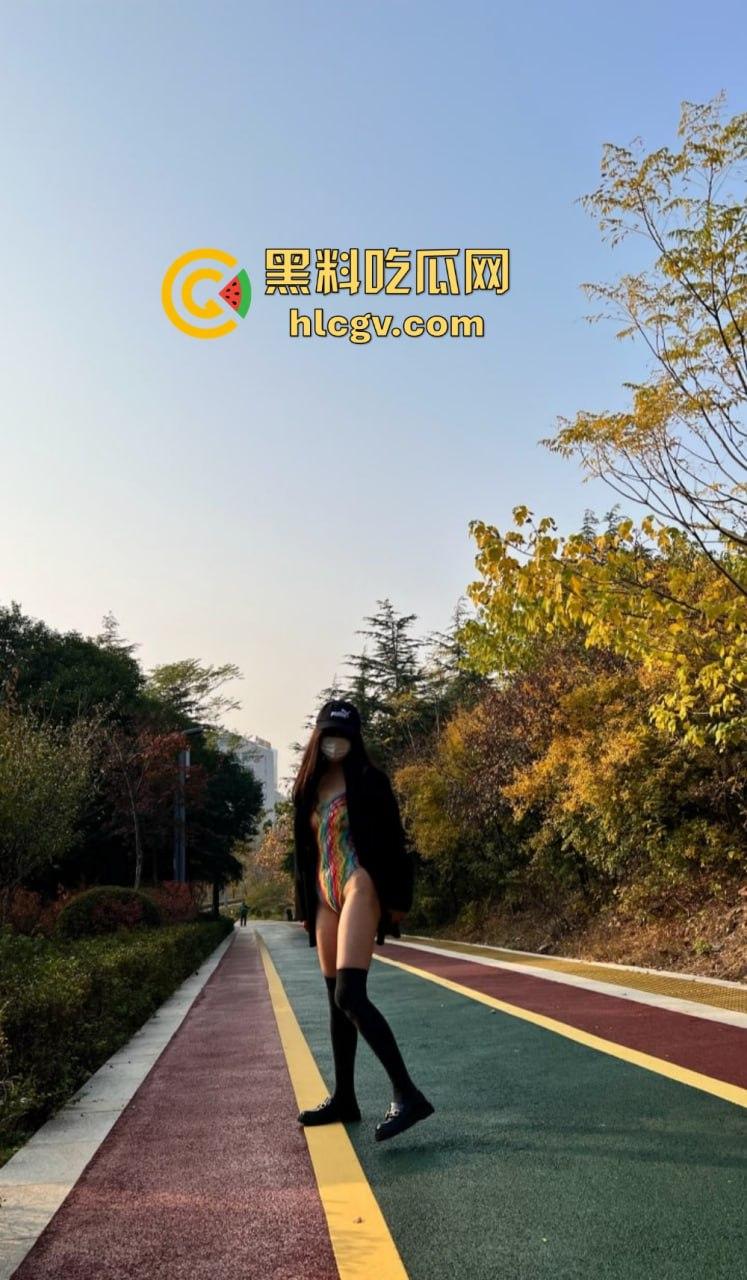 又骚又浪的人间尤物！北京骚妻『 蒲越洋 』开放式婚姻玩出新高度，公园当众露出道具自嗨，单男排队舔屏！-19