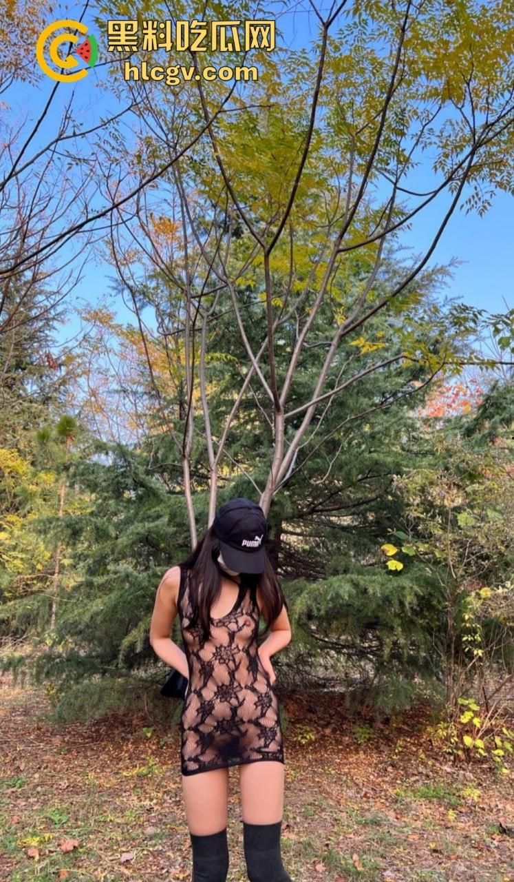 又骚又浪的人间尤物！北京骚妻『 蒲越洋 』开放式婚姻玩出新高度，公园当众露出道具自嗨，单男排队舔屏！-26