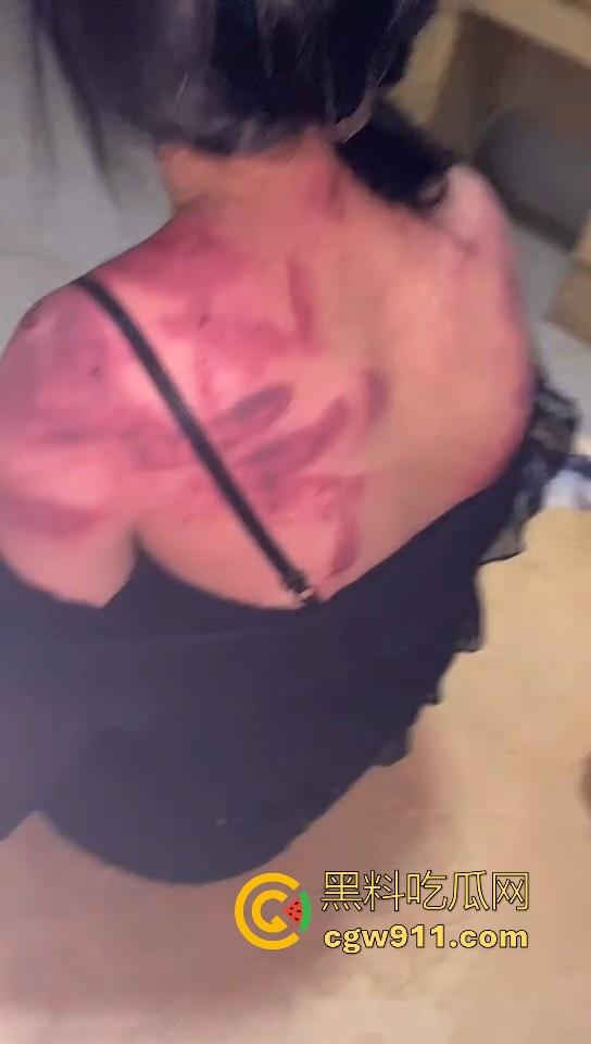 广西精神出租房围殴霸凌敌对小太妹，棍棒齐上，拳打脚踢，脱下衣服伤痕累累，战斗力丝毫不输男的！-10