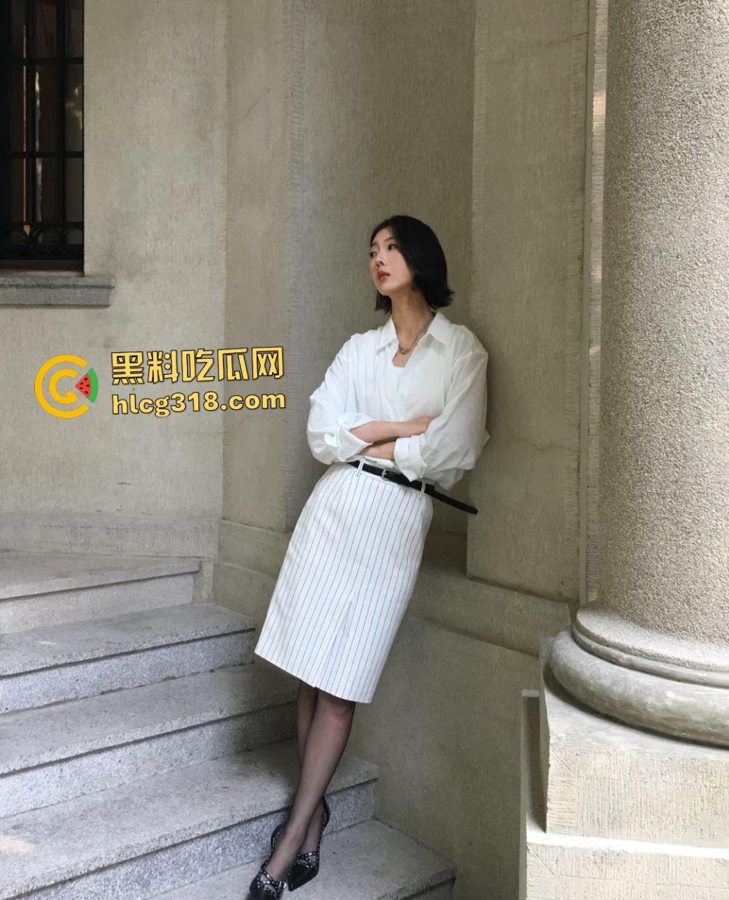 女大学生酒店被后入操爽抛弃男友，站操骚逼喷淫液，大肥臀翘起还滋滋滴水！-1