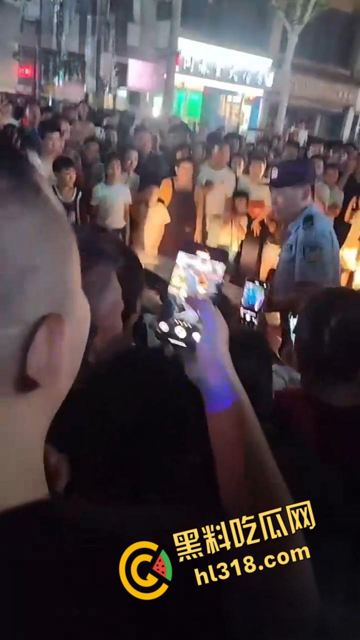 济源原配怒堵马路抓小三，男主和小三躲在车里不出来，吃瓜群众怒怼小三，交警现场调解 !-2