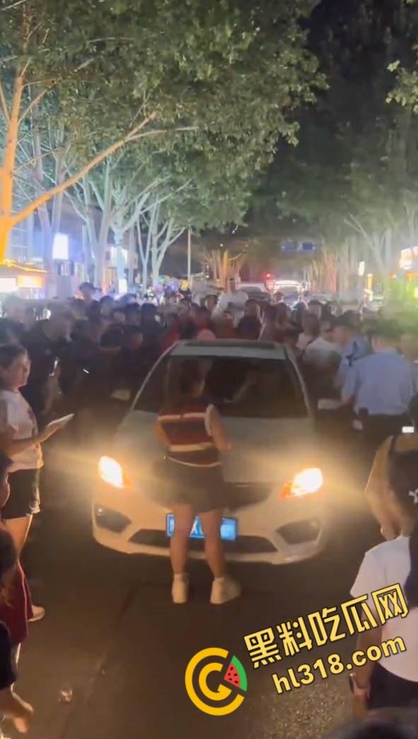 济源原配怒堵马路抓小三，男主和小三躲在车里不出来，吃瓜群众怒怼小三，交警现场调解 !-4