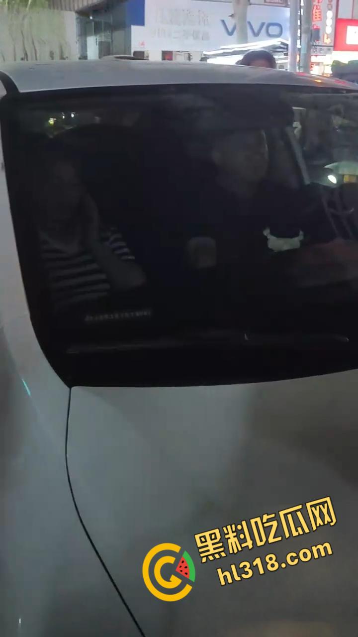 济源原配怒堵马路抓小三，男主和小三躲在车里不出来，吃瓜群众怒怼小三，交警现场调解 !-7