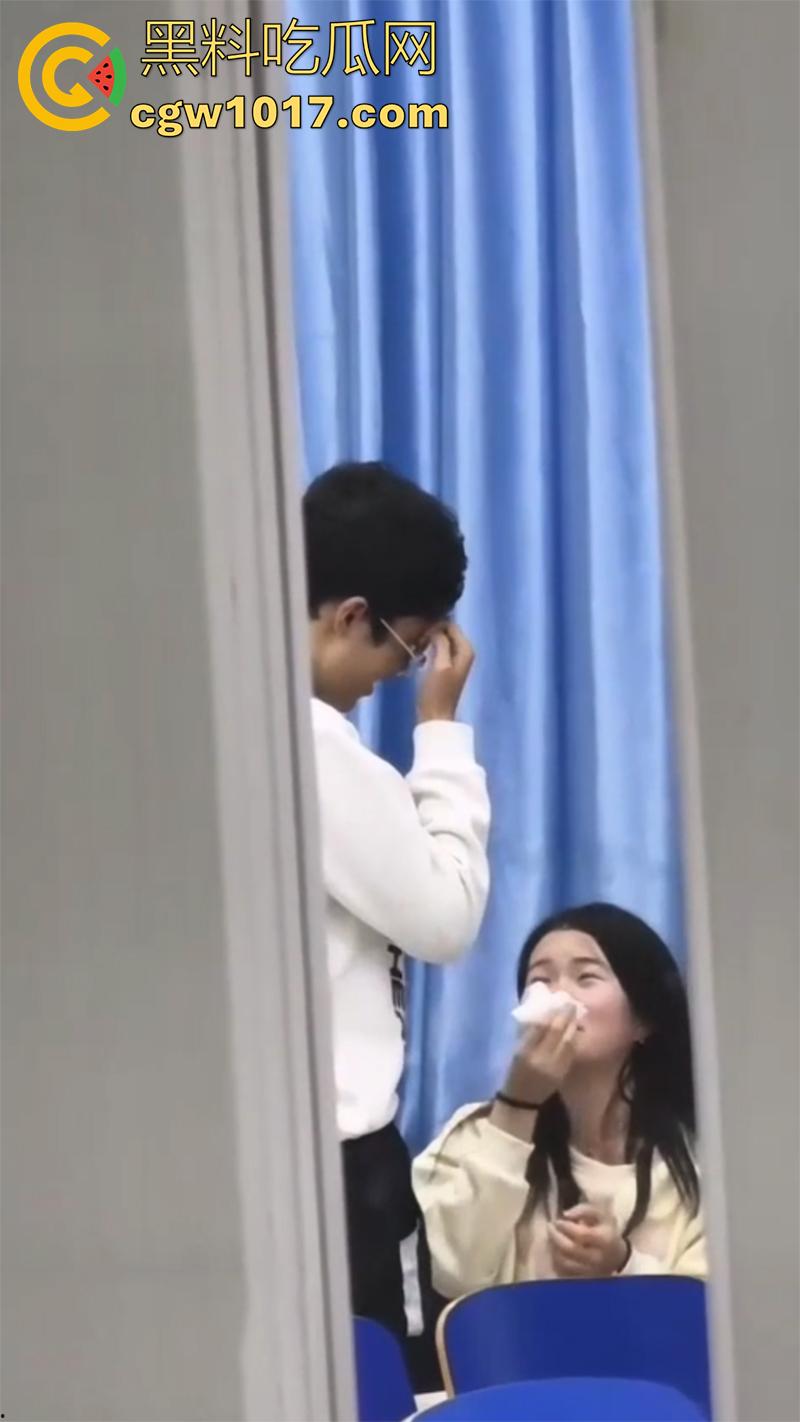 包头师范学院，瓜友偷拍情侣教室偷情，站起来疯狂插嘴，最后直接爆射吞精，现在的小情侣玩的真刺激！-8