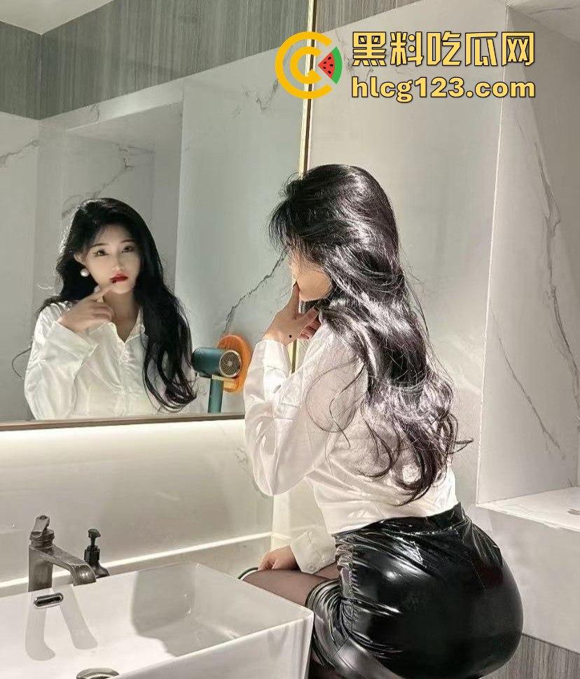 快手网红「辰妈呀」私拍流出！酥胸半露黑色蕾丝内裤搔弄淫穴骚气爆棚！-8