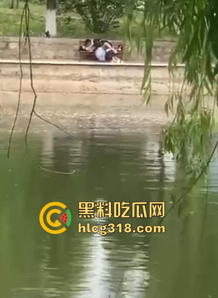 大学的野战瞬间！盘点一下那些性欲极其小伙户外的大学小情侣们的现场视频 满满的荷尔蒙呀！-2