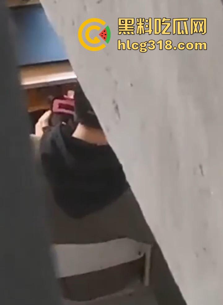 大学的野战瞬间！盘点一下那些性欲极其小伙户外的大学小情侣们的现场视频 满满的荷尔蒙呀！-4