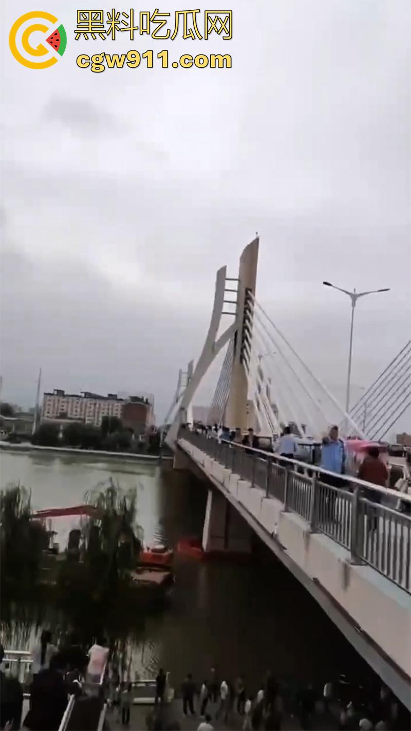 周口市沈丘网红桥跳河事件，准备结婚因彩礼商量不通，23岁男子跳河自杀，20多万彩礼逼走了他！-6