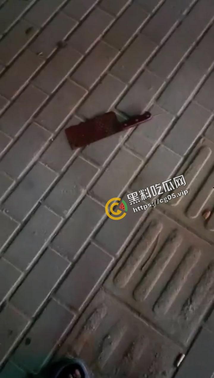 海南三亚 男滨中学门口被骂激怒精神小伙与精神小妹的爱恨情仇持刀伤人事件 现场画面曝光-3