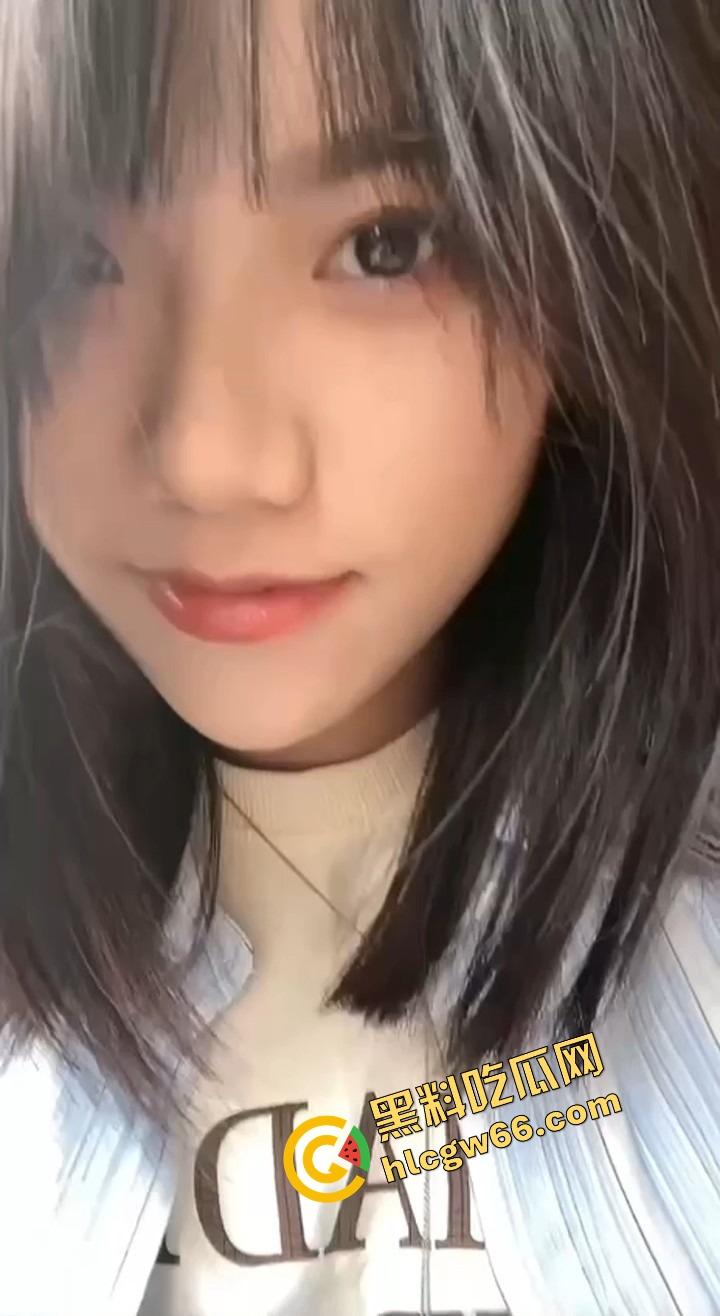 帝都嫩婊【杨妮】成富二代专用母狗，自拍掰穴舔精成瘾，吃鸡吞精全程露脸，内射爆射骚逼喷水！-3